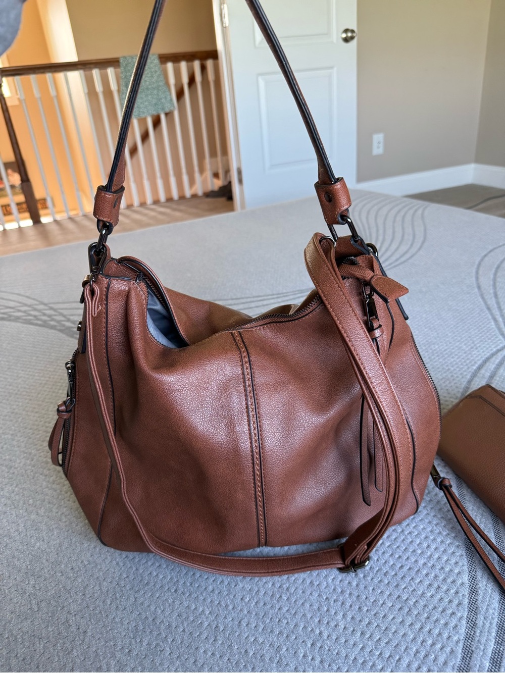 Classic Brown Leather Hobo Shoulder Bag - Unbranded